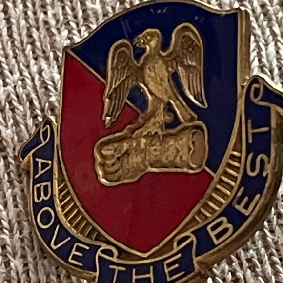 Above the best small pin; - Picture 4 of 4